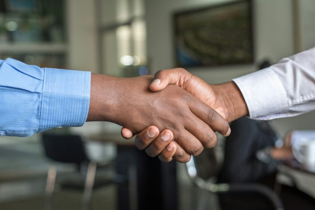 Poignée de main lors d’une rencontre professionnelle