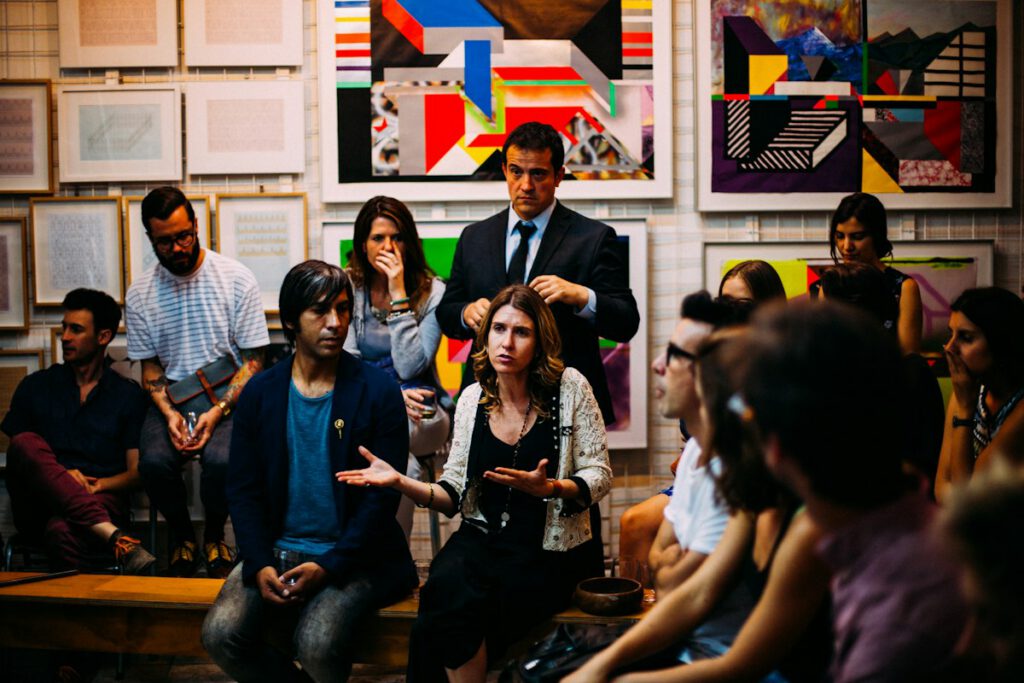 Groupe de collègues réunis en séance de travail