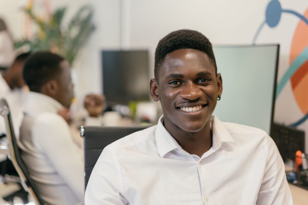 Jeune professionnel souriant dans un bureau moderne