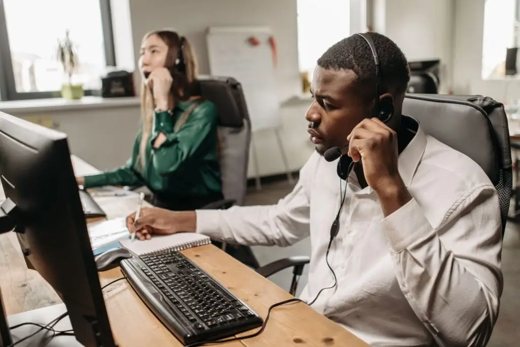 Agents du service à la clientèle avec casque d'écoute à leur poste de travail