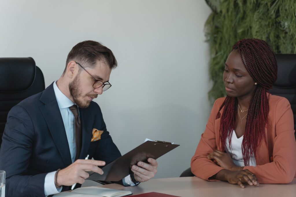 Entrevue d'embauche entre une candidate et un recruteur
