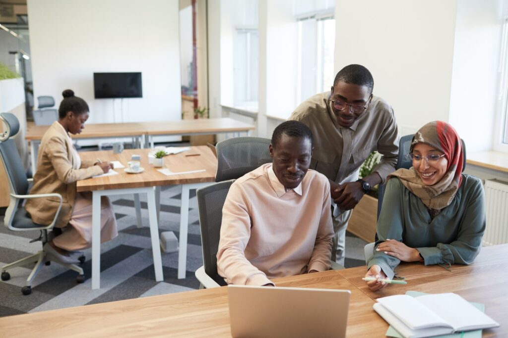Équipe de jeunes professionnels travaillant ensemble au bureau